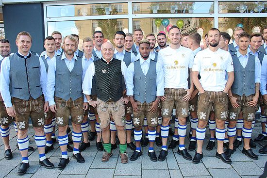 TSV 1860 München im Wiesn-Outfit von Trachten Angermaier,  Markus Ziereis und Kapitän Felix Weber tragen auf dem Bild das Wiesn-Trikot (©Foto. Martin Schmitz)